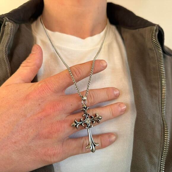 Silver gothic cross pendant necklace - Picture 4 of 4